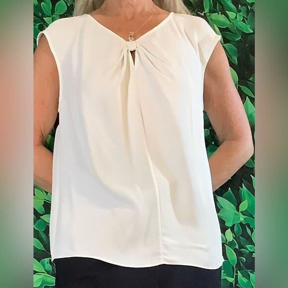 🎀 WHBM White Bow-Front Blouse – Cap Sleeve, Rounded Neck – Size M - Picture 2 of 6
